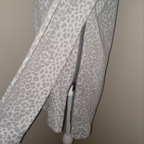 Stella & Dot Grey Leopard Side Zip Pullover Sweater size Small - Picture 3 of 13